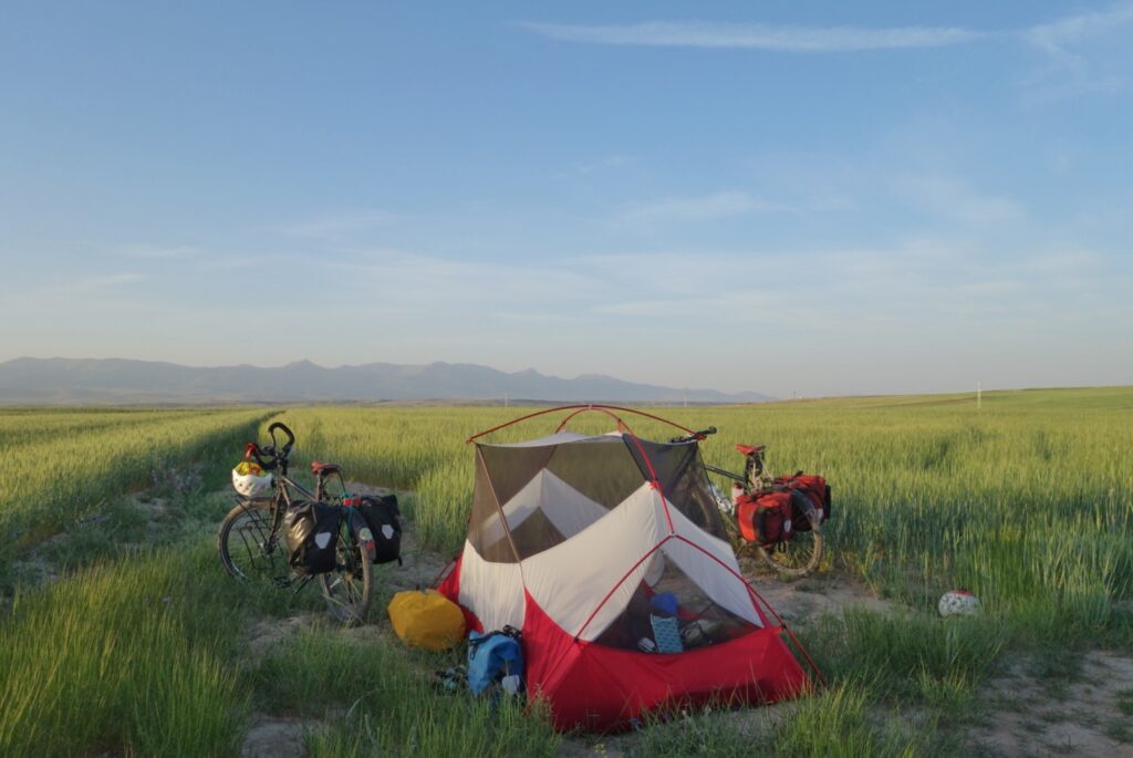 Bivouac dans les champs @Lara Amoros