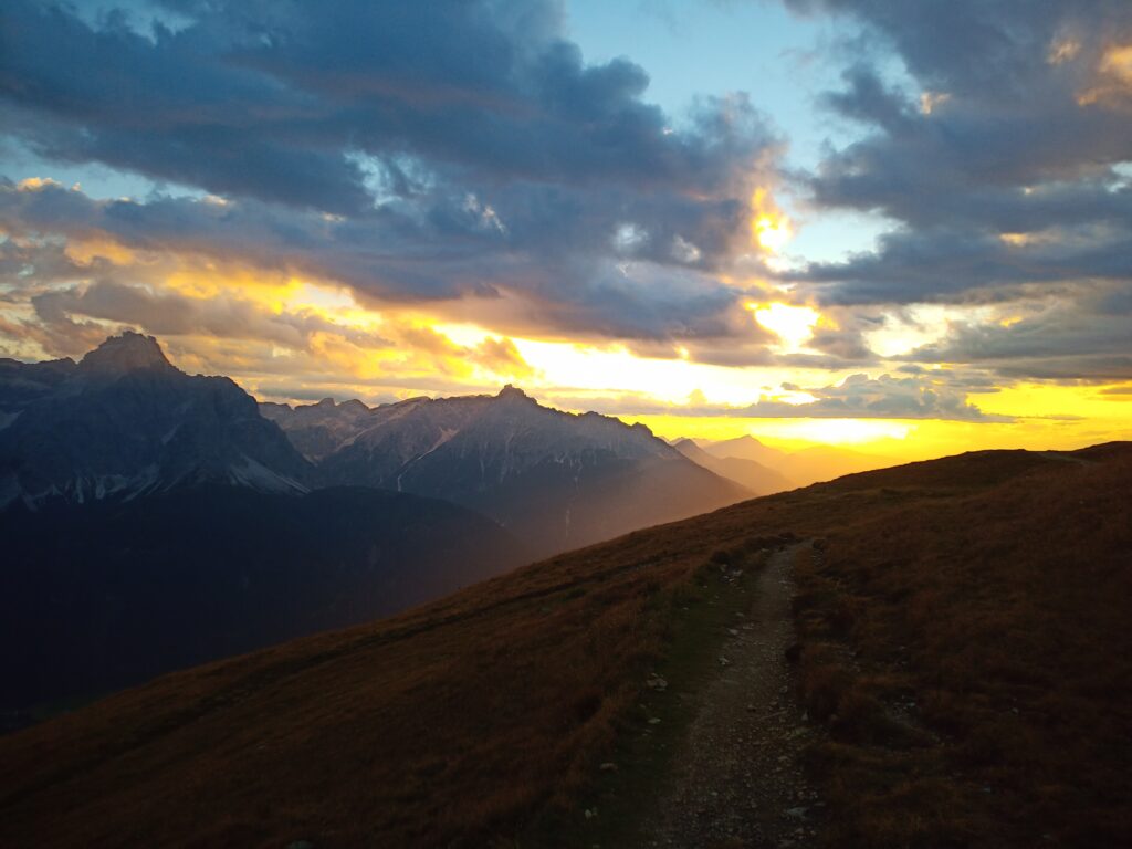Lever de soleil sur la Via Alpina (@Éléonore Najia)