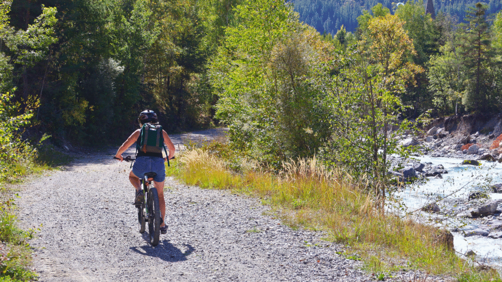Jayne à vélo dans les Hautes-Alpes @Coralie Havas
