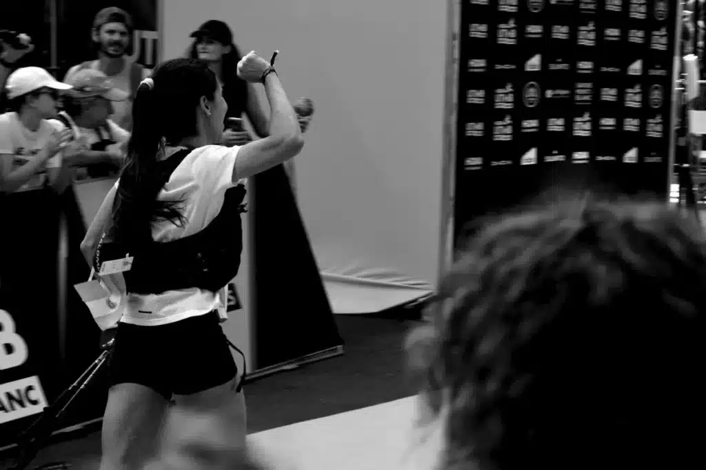 Coureuse sur la ligne d'arrivée de l'UTMB @Coralie Havas