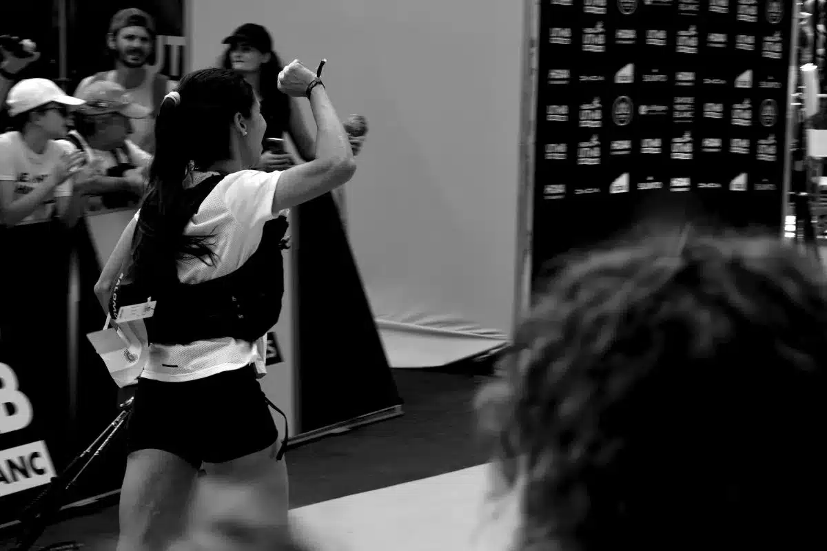 Coureuse sur la ligne d'arrivée de l'UTMB @Coralie Havas